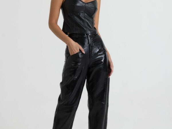 Calça de couro preta: elegância e versatilidade no closet feminino