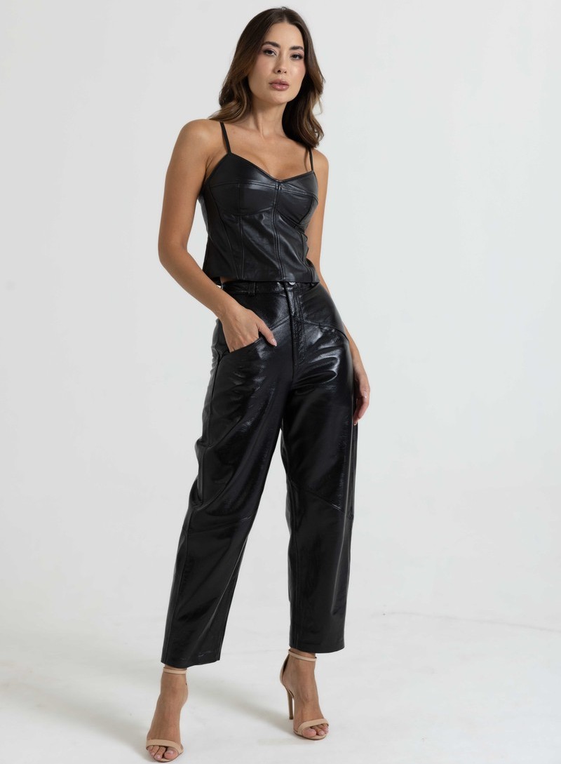 Calça de couro preta: elegância e versatilidade no closet feminino