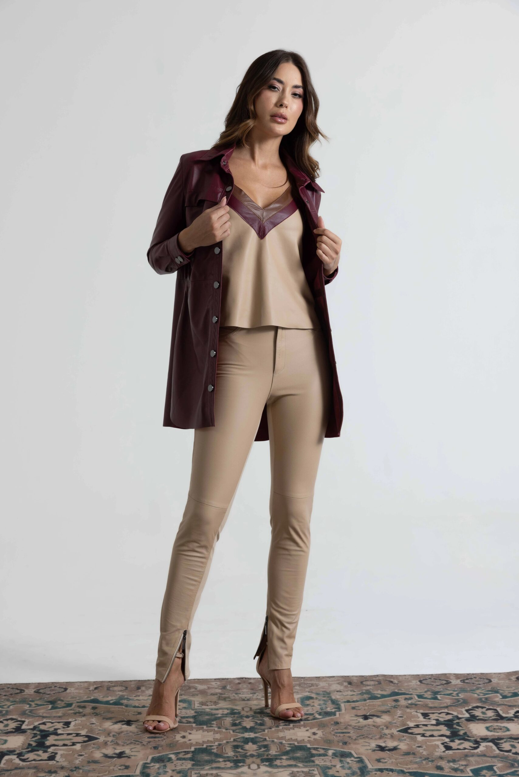 Camisa feminina de couro: a peça essencial do guarda-roupa feminino