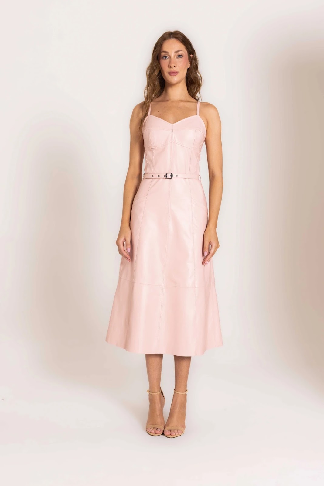 Como escolher o vestido perfeito para cada tipo de corpo: dicas e tendências