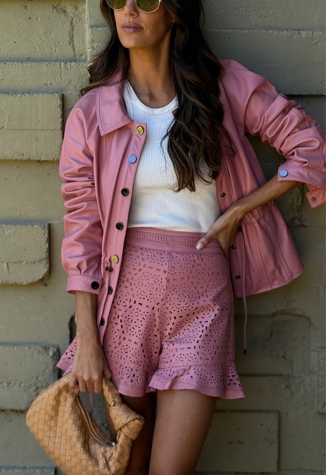 Inspirações de looks versáteis com short de couro: do passeio na praia ao almoço no centro da cidade